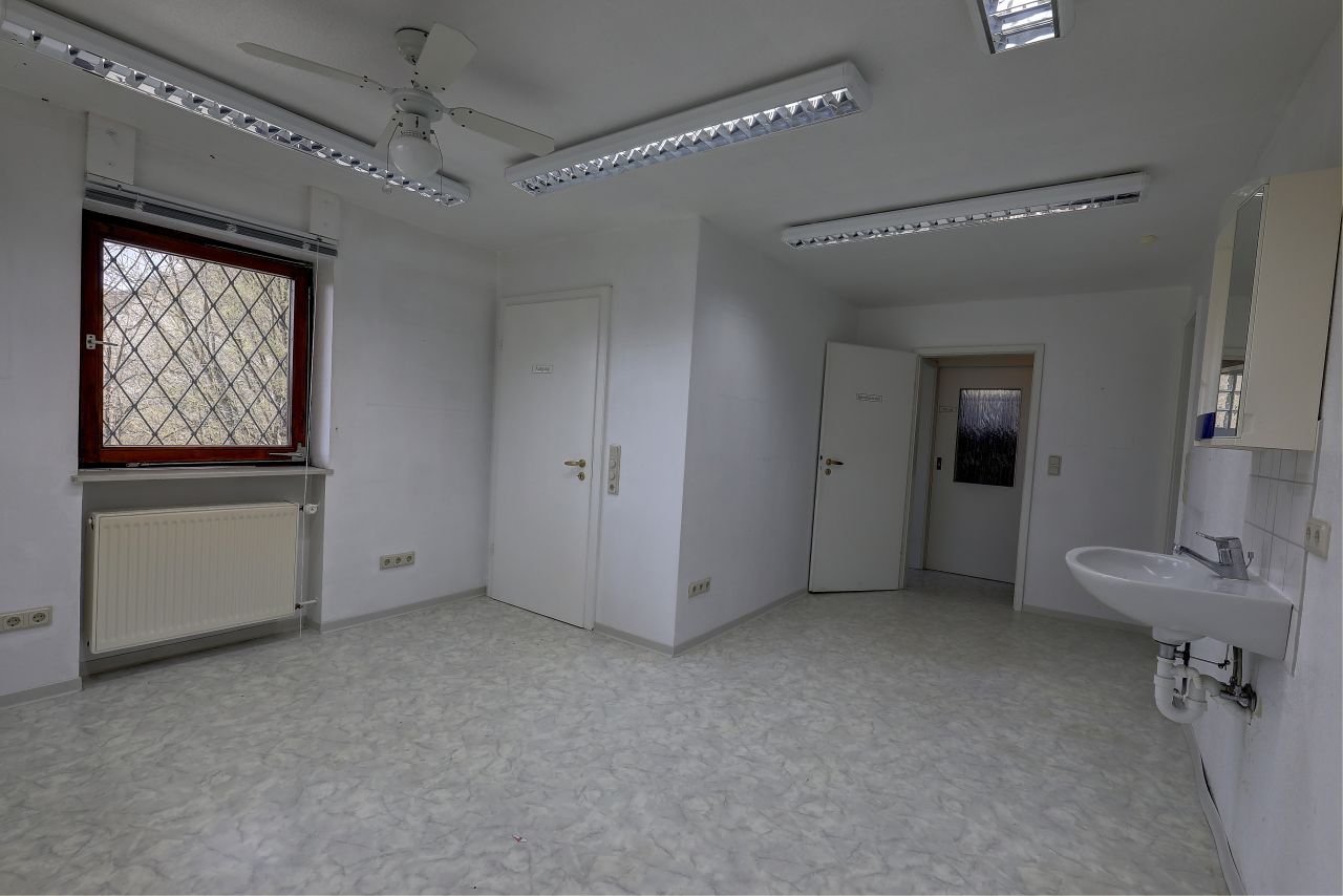 Einfamilienhaus mit Einliegerwohnung, Praxis oder Büro in "fast" Alleinlage am Waldrand